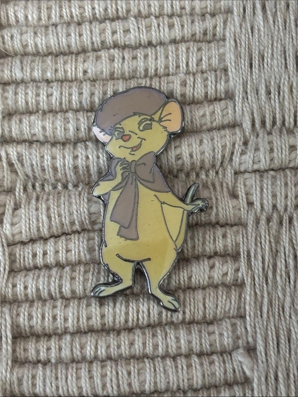 DISNEY Vintage 1990s The Rescuers Miss Bianca ProPin Germany Pin